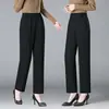 Nueva colección de otoño para mujeres de mediana edad y mayores: pantalones de pierna recta, corte holgado, cintura alta, cintura elástica y estilo cómodo y casual. Pantalones largos de color café elegantes
