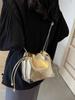 Bolso pequeño plateado popular de verano para mujer, nuevo bolso tipo cubo con cadena que combina con todo, bolso cruzado de hombro de alta gama, 2024
