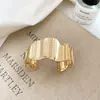 Pulseira Aberta de Metal Europeia e Americana com Estampa Geométrica Irregular Plissada e Punho Aberto Pulseira de Alto Padrão Nicho Joia de Mão Simples e Fashion