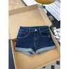 Super shorts de mezclilla de verano para mujer petite con pedrería y bordes festoneados, estilo Y2K, pantalones cortos ajustados que estilizan y levantan el trasero para un look elegante