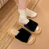 Chinelos slip-on estilo coreano 2026, confortáveis e quentes para outono e inverno, com design de pelúcia e felpudo, estilo novo e solas antiderrapantes, adequados para uso interno e externo