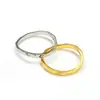 Nuevo Anillo Curvo Asimétrico de Diseño Ins Europeo y Americano para Mujer, Sentido del Diseño Ropa de Trabajo Versátil Anillo de Acero de Titanio Oro de 18K