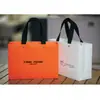 Bolsa de papel para envolver ropa de mujer con relieve de papel kraft, bolsa de mano para compras de regalo, logo impreso, en stock, envío gratis