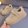 Zapatillas Blancas para Niños 2026 Otoño/Invierno Nuevo Modelo Zapatos Deportivos para Niños Ligeros Zapatos Casuales de Tabla para Niñas Suela Suave Zapatos para Bebé Modernos