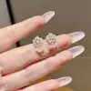 Pendientes de estilo vintage de lujo ligero para mujer, pendientes de botón populares exquisitos coreanos que hacen que el rostro parezca más pequeño, nuevos ear cuffs y accesorios de nicho 2026