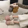 Novas pantufas fofas e de sola grossa para uso doméstico, fofas e quentes, com design de laço, perfeitas para o inverno