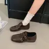 Mocassins retrô de sola reta com bico quadrado esculpido para mulheres, novo modelo 2026, sapatos de salto único estilo britânico, preto com tiras de fivela dupla e aumento interno de altura