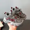 Tenis versátiles para niños con forro polar 2025 invierno estilo moderno para niños zapatos casuales antideslizantes zapatos de papá resistentes a la suciedad para niñas