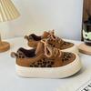 Sapatos da Moda Combinam com Tudo Solado Grosso Combinam com Tudo Design de Leopardo Senso de Design 2024 Novo Outono Tênis Casuais Sapatos Brancos TP506