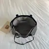 Bolsa de palha tecida estilo vintage transfronteiriça, bolsa de ombro de couro macio de grande capacidade, única e fashion, design simples, adequada para o dia a dia, atacado