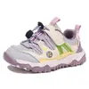 Tênis dad shoe para meninas, nova coleção de outono 2026, tênis esportivos de malha respirável com tiras de velcro, calçados leves e casuais para crianças e pré-adolescentes