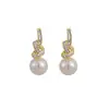 Elegantes Brincos de Tarraxa com Pérolas e Strass Estilo Socialite Elegantes e Delicados Clipe de Orelha Formato Espiral para Mulheres Versátil Brinco com Toque de Luxo