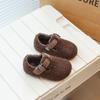 Zapatos peludos para niñas para usar en exteriores, Zapatos tipo gorro con velcro de estilo extranjero, Nuevos zapatos de algodón de lana de cordero de suela blanda para Otoño e Invierno 2025