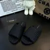 Estação Europeia Verão Novo Sandálias Tecidas de Dedo Aberto com Uma Tira Femininas 2026 Uso Externo Sapatos Femininos Clássicos Versáteis Sapatos Baixos Femininos