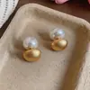 Pendientes Redondos de Perla Aguja Plateada con un Toque de Lujo Ligero y de Alta Gama, Diseño de Moda, Simple y Exquisito, Pendientes de Nicho y Versátiles