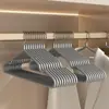 Cabides reforçados e maiores para uso doméstico, ideais para dormitórios estudantis, antiderrapantes e que não deixam marcas, perfeitos para secar roupas de adultos.