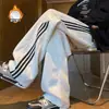Pantalones Deportivos a Rayas Retro Americanos Tres Rayas Pantalones de Chándal para Hombre Otoño Invierno Felpa Gruesa Sueltos Rectos Pierna Ancha