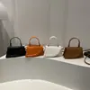 Bolso pequeño cuadrado de mano para mujer, nuevo de moda 2026, brillante, retro, elegante, estilo coreano, bolso pequeño cuadrado de hombro cruzado