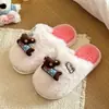 Zapatillas de felpa lindas de dibujos animados de color contrastante para mujer, zapatillas de algodón cálidas para interior del hogar, estilo juvenil, punta cerrada, invierno