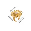 Anillo geométrico liso plisado estilo ins europeo y americano para mujer, lujo ligero con un toque de alta gama, lindo anillo de acero inoxidable de flor de girasol