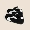 Zapatillas de entrenamiento alemanas rojas para mujer, nuevo modelo otoño 2026, zapatillas versátiles para combinar con faldas, zapatillas casuales de suela fina nicho tipo Forrest Gump