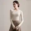 Camiseta básica feminina gola redonda, nova coleção primavera/outono 2026, corte justo, que valoriza a silhueta, com design de ombro regular e mangas compridas, adequada para usar como camada externa