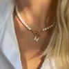 Fecho de Aço Inoxidável tipo 'OT' com Zircônia Incrustada em Cobre, Pingente de 26 Letras, Colar de Pérola Falsa, Corrente Clavícula de Luxo Nicho para Mulheres
