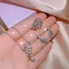 Collar de cadena para clavícula con forma de pluma de circón para mujer Red Social Diamante conjunto de anillos y pendientes simples Venta al por mayor