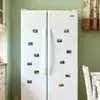Ímãs de geladeira de vidro Jiaohe, com folhas vermelhas, um riacho na floresta e árvores coloridas - um ornamento magnético comemorativo e criativo para decoração