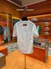 Produto Novo Verão 2025 Estampa de Letras Patchwork Gola Redonda Moda de Alto Padrão Versátil Top de Manga Curta para Homens e Mulheres