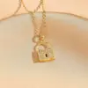 Nuevo Collar de Acero de Titanio para Mujer Lujo Ligero Temperamento Letra Perla Gargantilla Vintage Moda Colgante Cadena Clavícula Colección al por Mayor