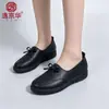 Zapatos de piel modelo nuevo 2026, piel suave, suela blanda, cómodos, para mujeres de mediana edad y mayores, primavera y otoño, suela plana, casual, zapatos de piel impermeables, en stock para venta al por mayor
