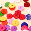 Botões Coloridos de Plástico de Dois Furos e Quatro Furos Botões Decorativos Redondos de Resina Coloridos para Artesanato Infantil Botões para Camisa Redondos Costurados à Mão com Borda Fina