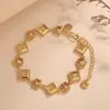Nuevo brazalete de bendición cuadrado antiguo estilo chino con diseño de flor de ciruelo hueca en filigrana, un accesorio de moda que encarna la grandeza y el brillo de la tradición, reflejando la tendencia nacional