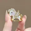 Broche del Caballo del Zodíaco 2026 Personalizado Exquisito Pin de Moda para Ropa de Traje Chaleco Corsage Diseño de Alta Gama para Regalos