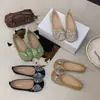2026 Nuevo Modelo Suela Plana Suave Superficie Suave Versátil Francés Fuegos Artificiales Zapatos de Mujer con Pedrería, Punta Redonda, Boca Baja Slip-On Elegantes Planos
