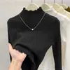 Nova coleção Outono/Inverno 2026: Suéter de tricô macio e confortável com gola semi-alta e acabamento franzido, perfeito como camada base ou como um top estiloso e que molda o corpo para mulheres.