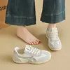 Tênis Brancos Femininos Novos de Verão Versão Coreana Estilo College Ins Sapatos Esportivos Casuais Versátil Fashionável Tênis de Plataforma com Solado Grosso
