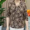 Moda Nova Outono/Primavera, Blusa Estampada Slimming Elegante e Versátil para Mães, Camiseta de Manga Longa com Gola Lapela, Perfeita para Usar em Camadas e Esconder a Barriga