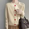 Cardigan de Tricô Feminino Outono/Inverno 2026 Jaqueta Gola Redonda com Botão de Coração Estilo Doce Manga Longa Suéter Liso