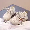 Tênis Esportivo Antiderrapante Infantil Modelo Novo Primavera e Outono 2026 Sapatos Casuais Respiráveis para Meninas Tênis Leves para Corrida com Solado Macio para Meninos