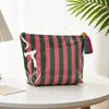 Bolsa de maquillaje impermeable de PVC, nuevo modelo transfronterizo para mujer, neceser rayado de gran capacidad, bolsa de almacenamiento de viaje versátil, fábrica