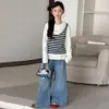 Conjunto de Outono para Meninas 2026 Novo Estilo Crianças Médias e Grandes Moda Chic Estilo Coreano Listrado Falso Duas Peças Blusa Jeans