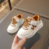 Sapatos brancos para meninas 2025 novo estilo primavera e outono sapatos infantis tênis brancos de cano baixo sapatos casuais estilo skate para bebês meninos