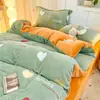 Conjunto de Quatro Peças Estampado de Lã de Leite para Inverno Capa de Edredom Espessa e Quente de Lã Coral Lençol de Cama Conjunto de Três Peças para Cama de Dormitório Estudantil