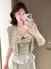 Conjunto de duas peças em estilo coreano: cardigã doce e picante com estampa de coração sobreposto a uma camisola com acabamento em renda, emagrecedor e versátil, look elegante