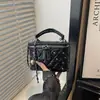 2026 Nuevo Bolso de Cadena de Cuadros de Diamantes Estilo Fragancia Pequeña Bolso Cruzado Mini para Mujer Bolso de Hombro Único con Sentido de Alta Gama Decoración de Remaches Bolso para Mujer