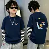 Camiseta de manga larga estilo coreano para niños, colección otoño 2026, look elegante y genial para niños, top de algodón puro a la moda para niños con diseño de dos piezas falsas