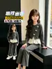 Conjunto de pantalón acampanado de manga larga con encaje para niñas, nuevo estilo primavera y otoño 2026, conjunto de dos piezas con pantalón acampanado y lazo pequeño estilo Chanel