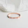 Moda Europeia e Americana Luxo Leve Minimalista Estilo Cool Nicho Pulseira de Aço Titânio com Pedra Preciosa para Mulheres Joias Tendência de Influenciadores